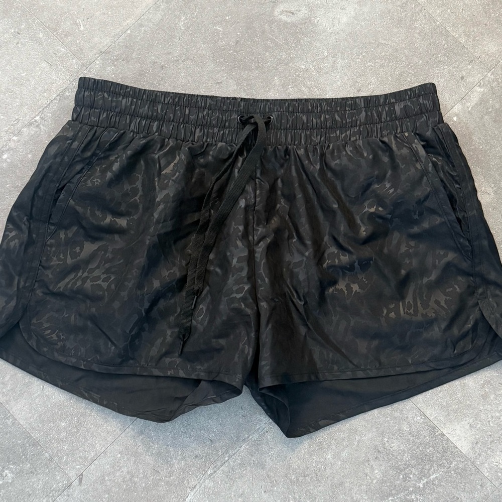 ZYIA Black Textured Cheetah Print Active Shorts Size Large